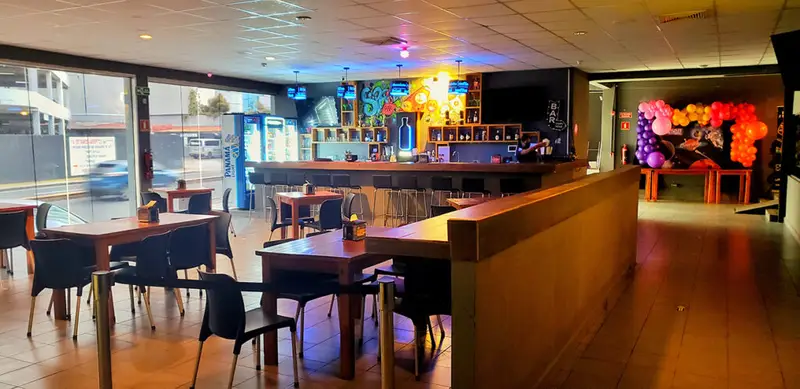 Entrada principal con arco de luz